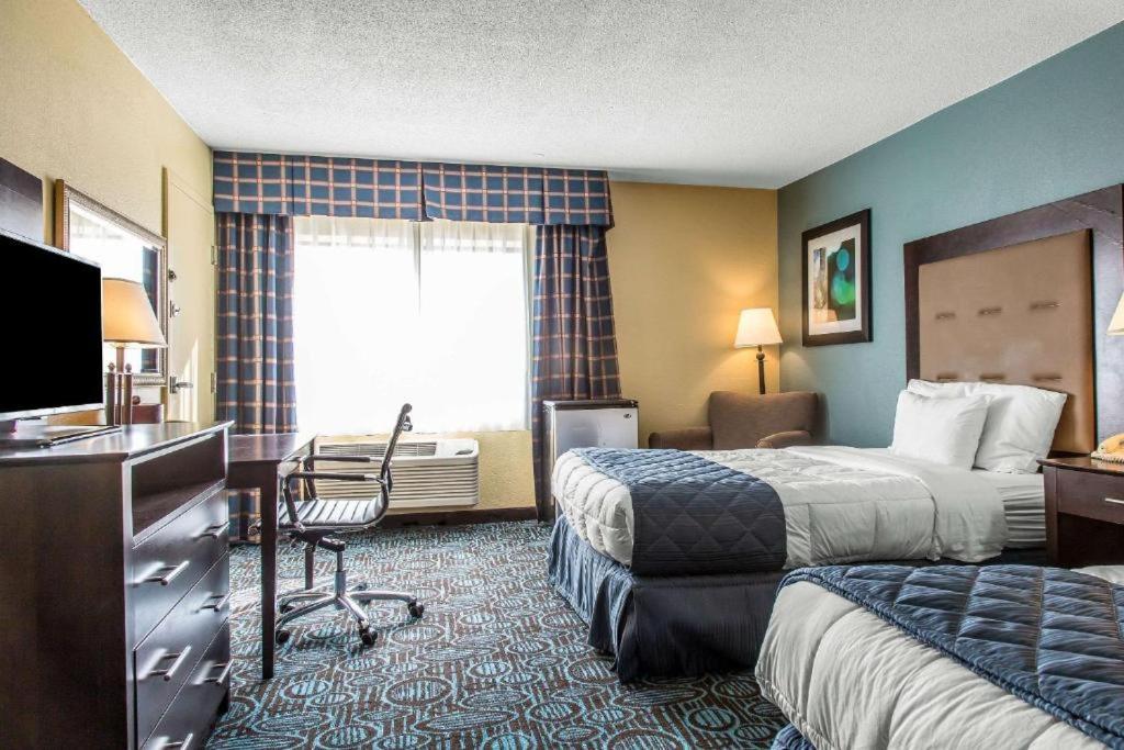 Regency Inn & Suites New London Mystic Exterior photo
