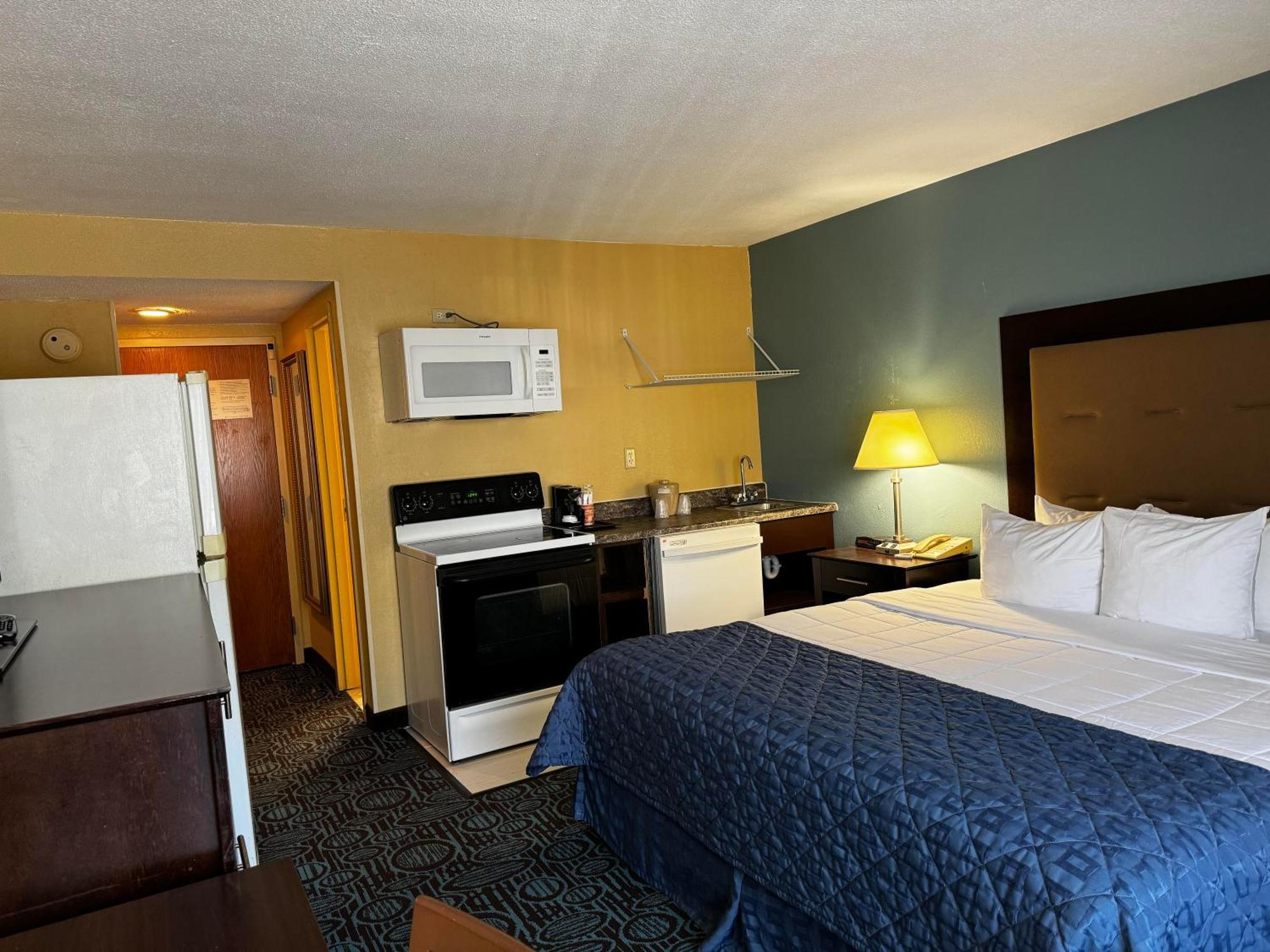 Regency Inn & Suites New London Mystic Exterior photo